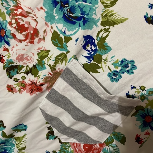 White/Grey Flower Print T-shirt w/ Pocket - Picture 6 of 9